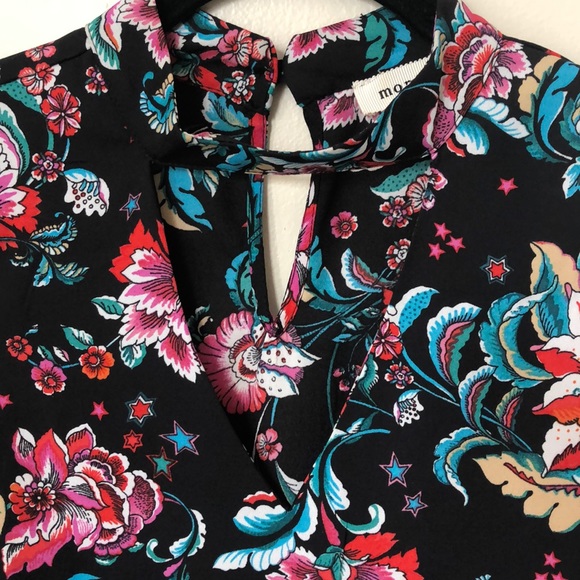 Beautiful floral sleeveless blouse - Picture 2 of 3